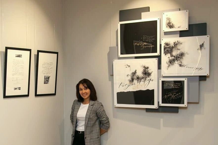 Ольга Алексеенко на выставке своих работ в музее Роберта Рождественского.jpg