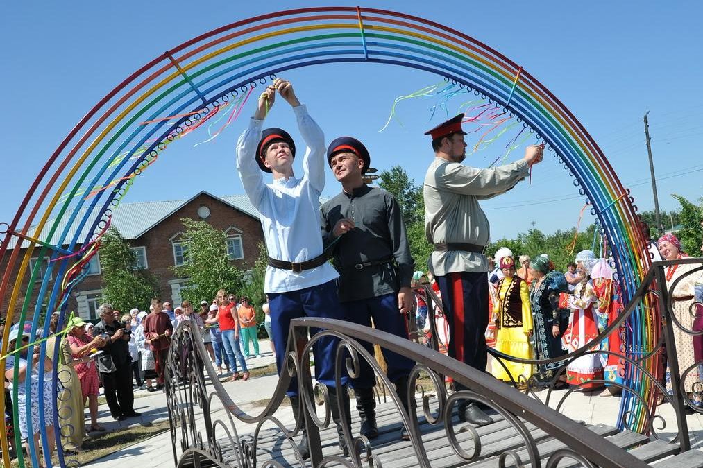 арт-объект Перекресток культур в Кулунде_Владимир Бекк_slavgorod.ru.jpg