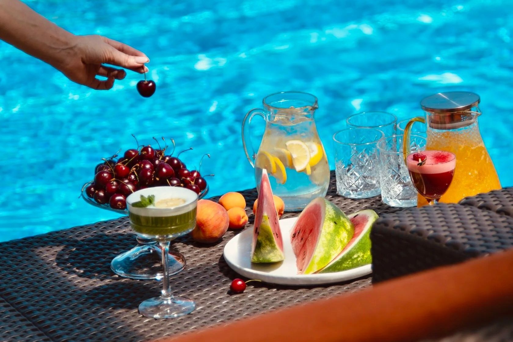 угощения у бассейна Алтай Пэлас_sunsetaltai.ru.jpg