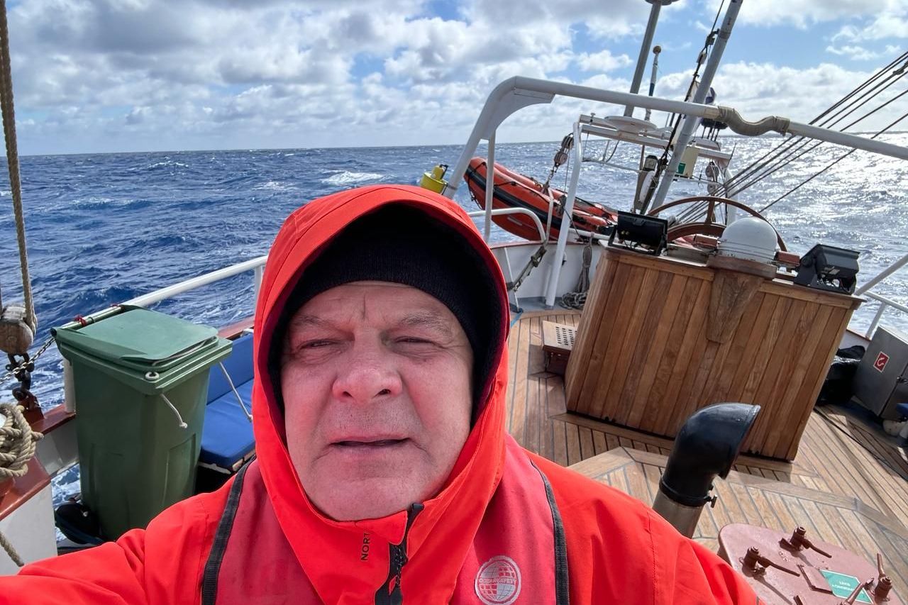 Александр Проваторов идет на яхте к берегам Антарктиды.jpg