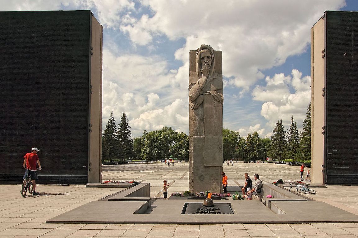 Монумент Славы в Новосибирске_Wreath_ru.wikipedia.org.jpg