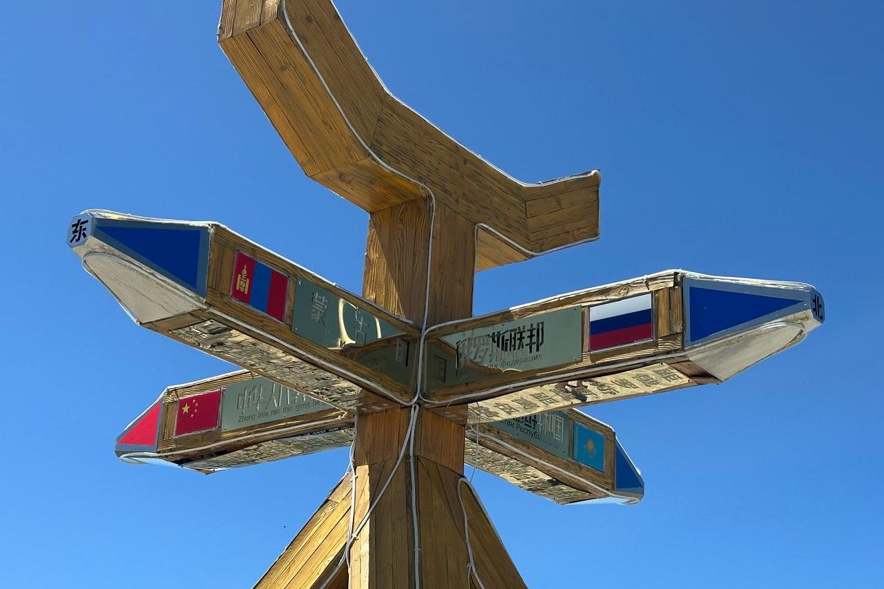 вершина верстового столба с флагами стран Большого Алтая на ГЛК Китая_Great Altai.jpg