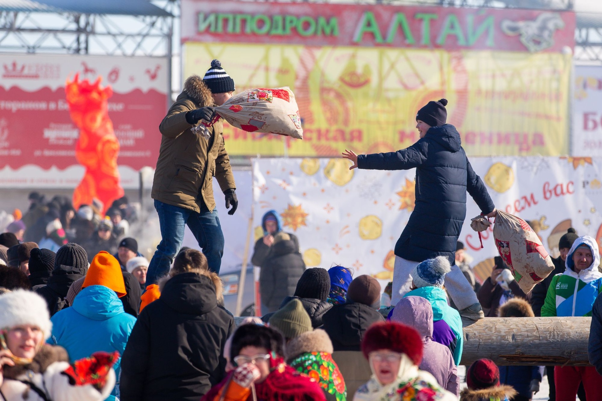 бои мешками на Сибирской Масленице_Всеволод Клещев.jpg