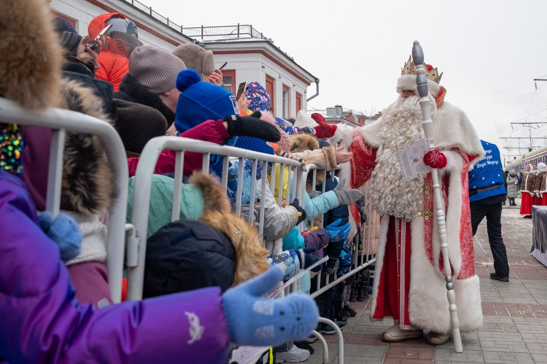Дед Мороз приветствует гостей на вокзале Барнаула_dedmoroztrain.jpg