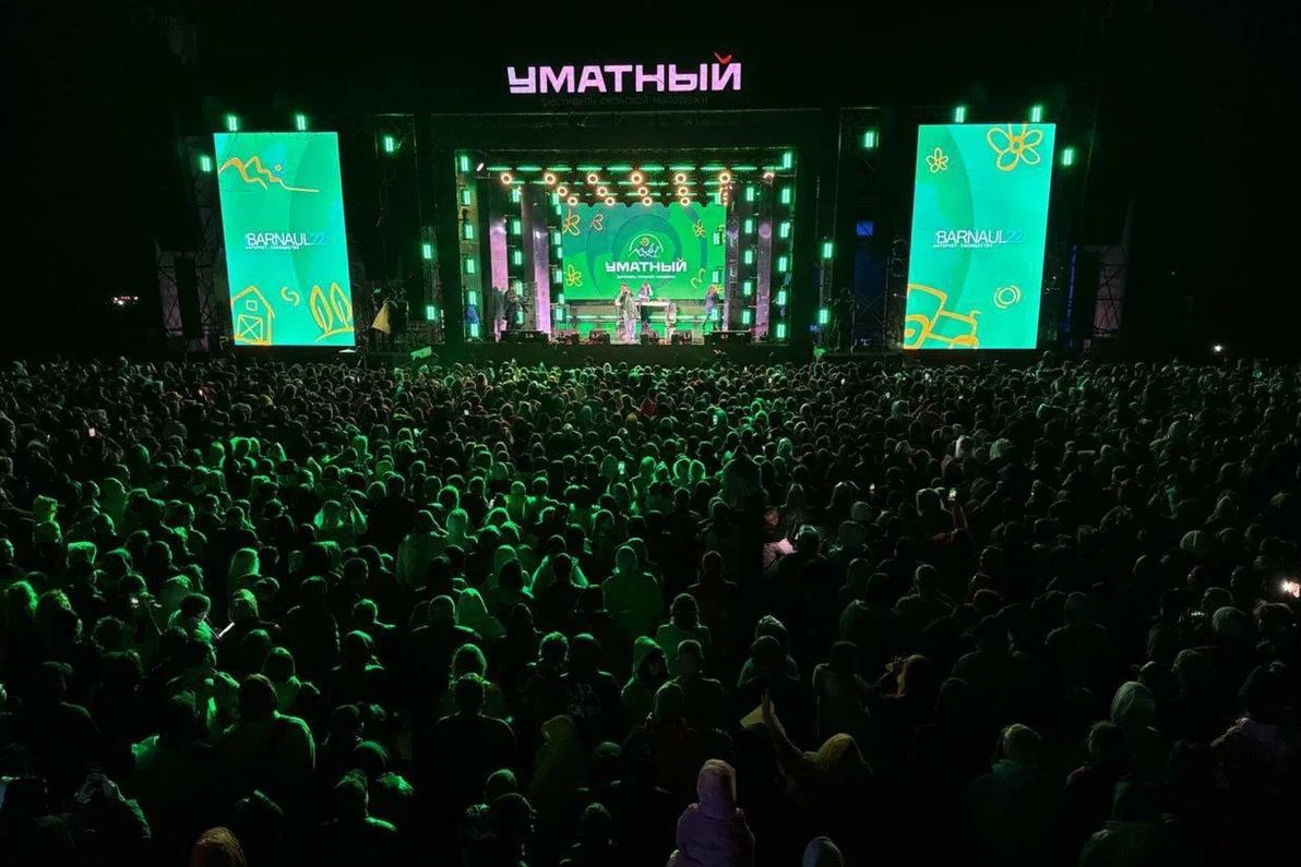 сцена фестиваля Уматный_umatfest.ru.jpg