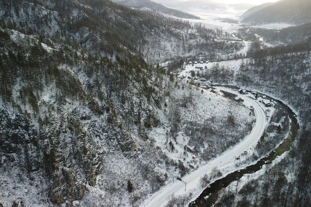 вид сверху входа в Денисову пещеру_asu.ru.jpg