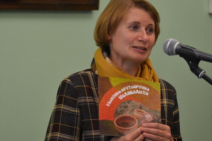 Марина Иванова на открытии выставки Шелаболихинской керамики_gmilika.jpg