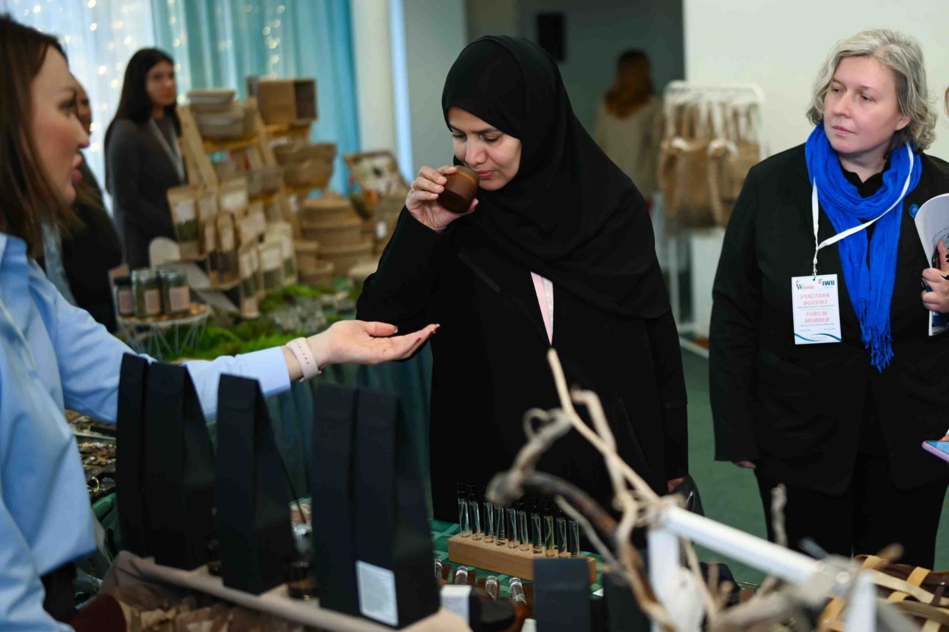 знакомство с продукцией выставки Руками женщины_Павел Юраш_woman3000.org.jpg