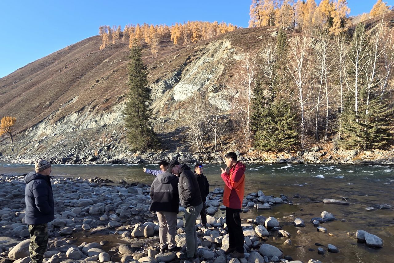 организаторы фестиваля Большой Алтай оценивают места для рыбалки_Марина Танкова.jpg
