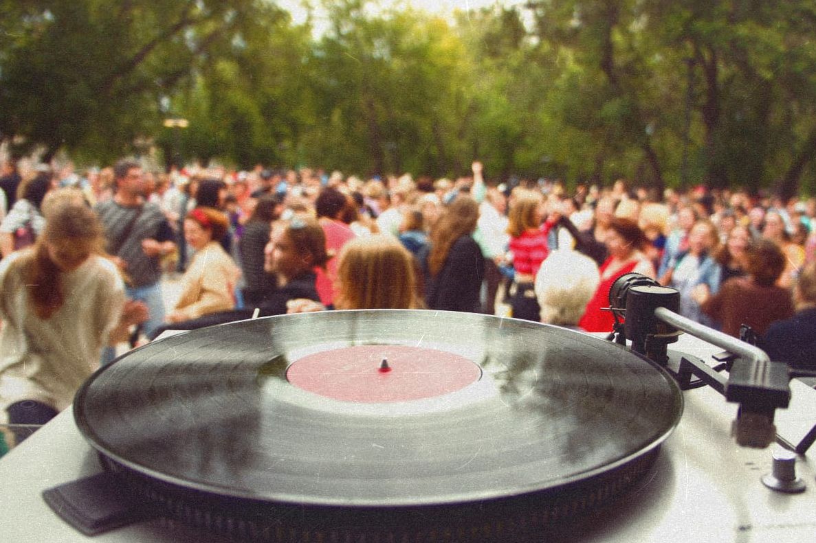 площадка диджеев Дискотека 80-х_disko80brn.jpg