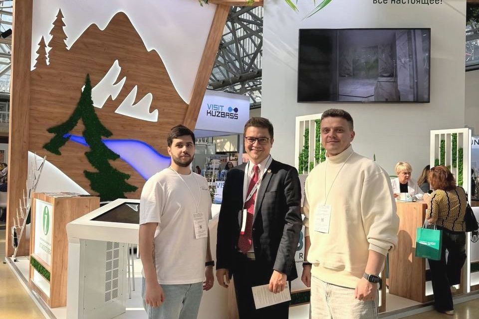 переговоры на стенде Алтайского края_выставка Отдых Leisurei_bezsahara.jpg
