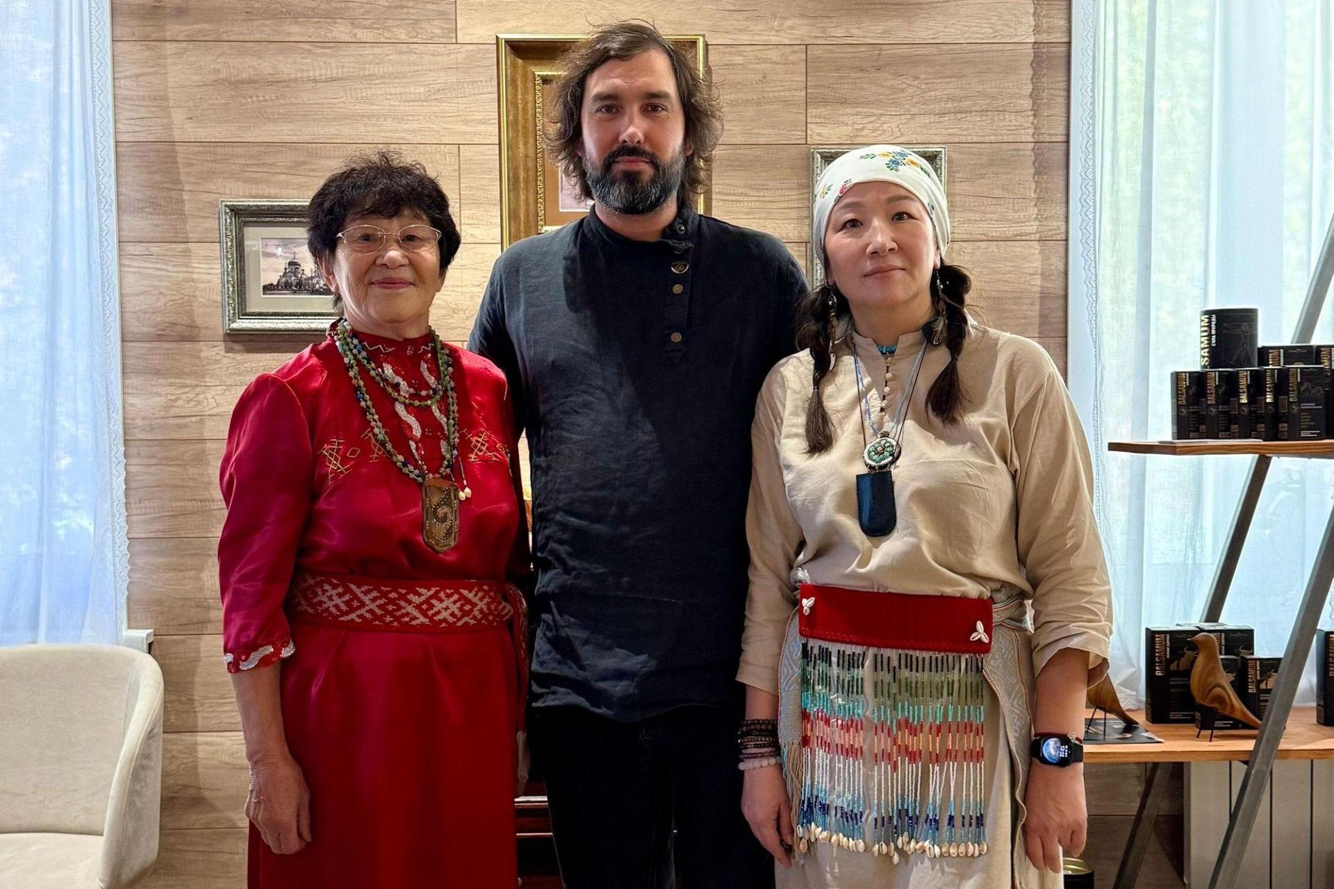 Андрей Мытник с ведущими мастер-класса по кумандинскому чаепитию_domsiberiatea.jpg