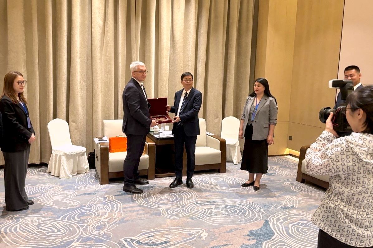 делегация Алтайского края с организаторами конференции МКС Большой Алтай в Китае_invest.alregn.ru.jpg