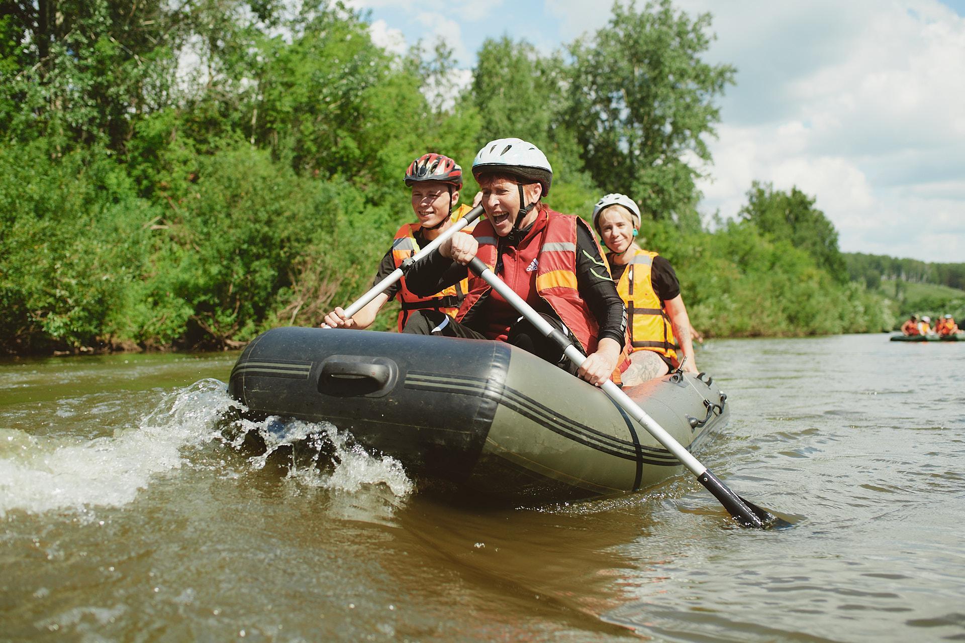 семья туристов-водников_morethantrip.jpg