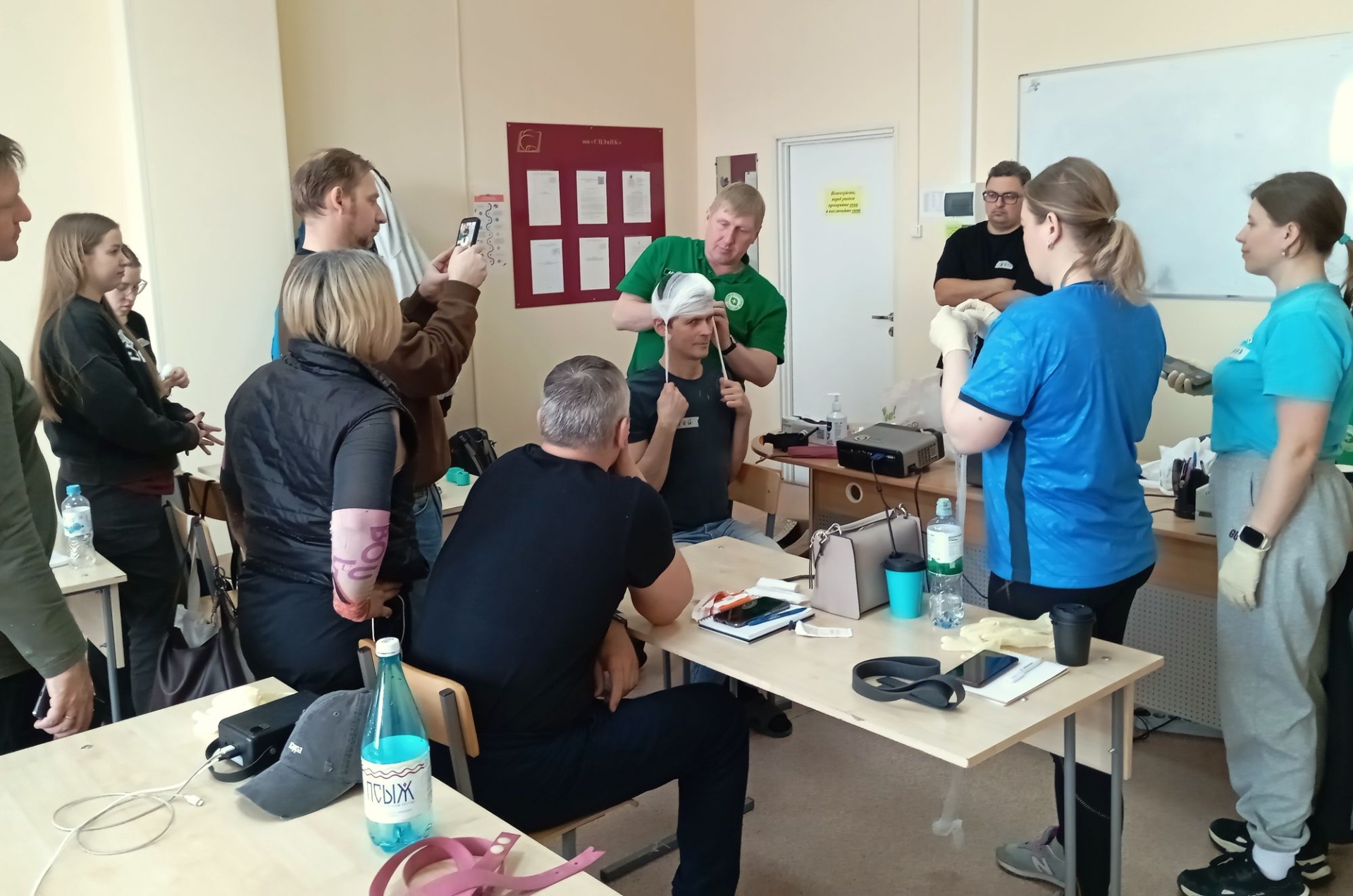 занятия по первой помощи на курсах профпереподготовки инструкторов-проводников в АлтГУ_Наталья Биттер.jpg занятия по первой помощи на курсах профпереподготовки инструкторов-проводников в АлтГУ_Наталья Биттер.jpg