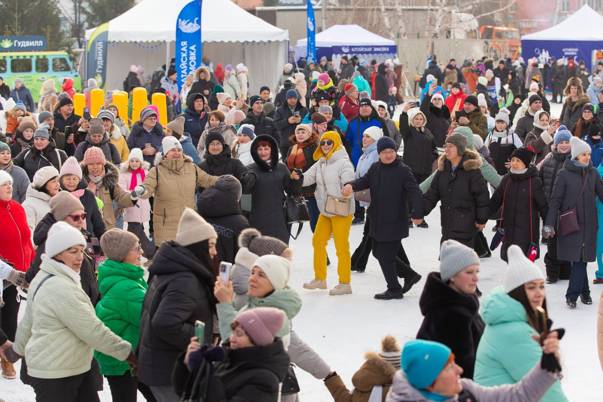 хоровод на Алтайской зимовке_Всеволод Клещев.jpg