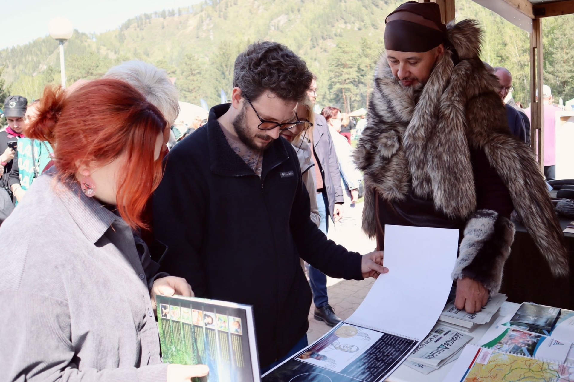 Денисовец представляет Денисову пещеру на фестивале Цветение маральника_Алина Пенигина_kb-smi.ru.jpg Денисовец представляет Денисову пещеру на фестивале Цветение маральника_Алина Пенигина_kb-smi.ru.jpg