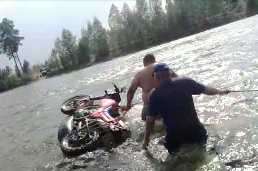 переправа мотоциклов экспедиции через реку Баргузин_Виктор Пантыкин.jpg