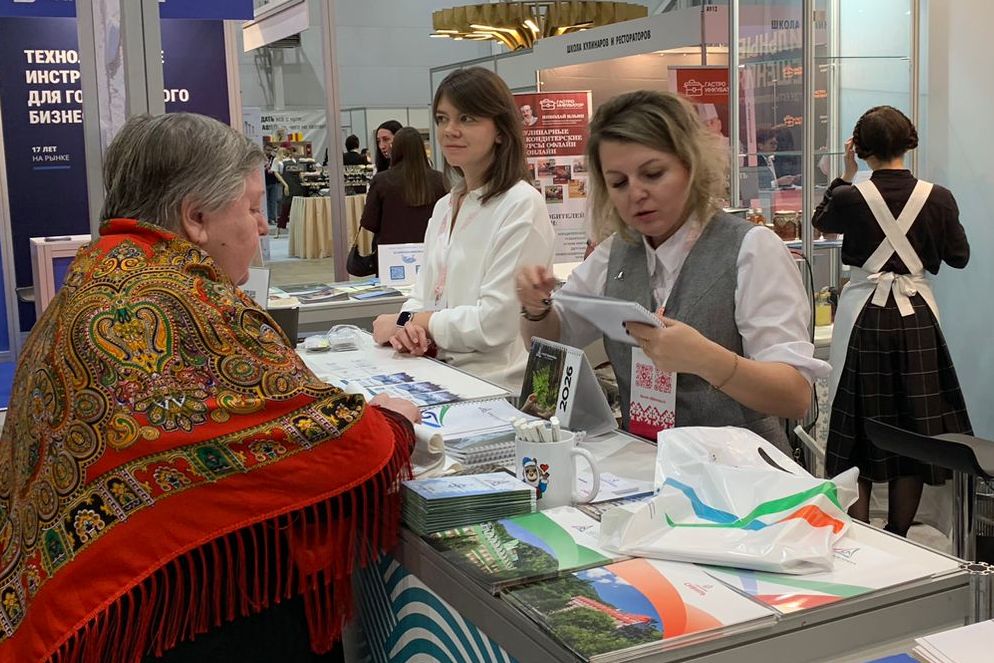 Татьяна Пивоварова_замдиректора санатория Сибирь на выставке Дикоросы_Денис Иглов.jpg