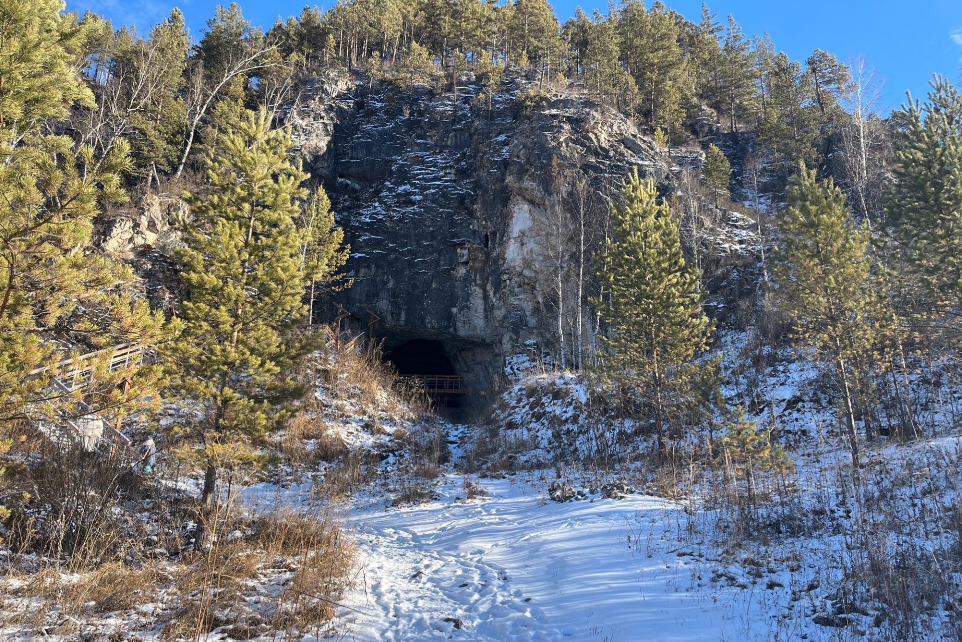 вид на Денисову пещеру зимой_Кристина Ливер_homoaltaiensis.jpg