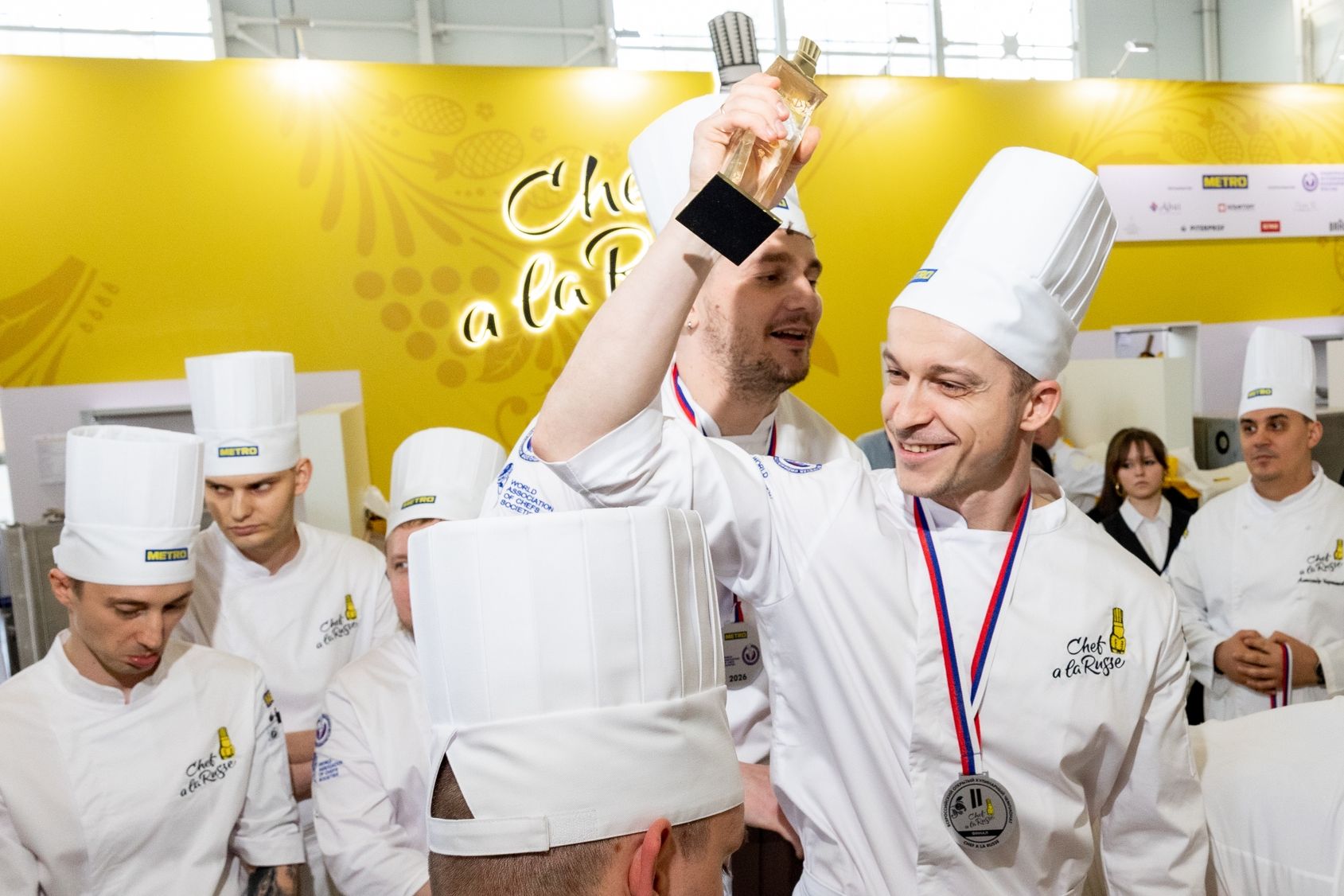 Артем Агафонов с призом чемпионата Шеф а ля рюс_chefalarusseru.jpg