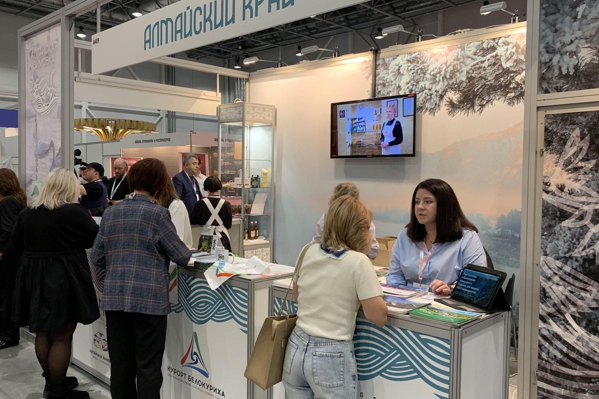 Анастасия Шнайдер_санаторий Россия на выставке Дикоросы_Денис Иглов.jpg