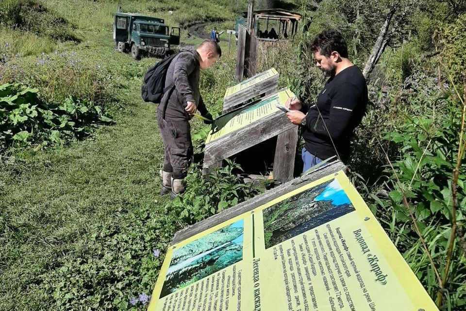 экспедиция проекта Алтайский тропинг у инфостендов экотропы Шинок_Марина Танкова.jpg