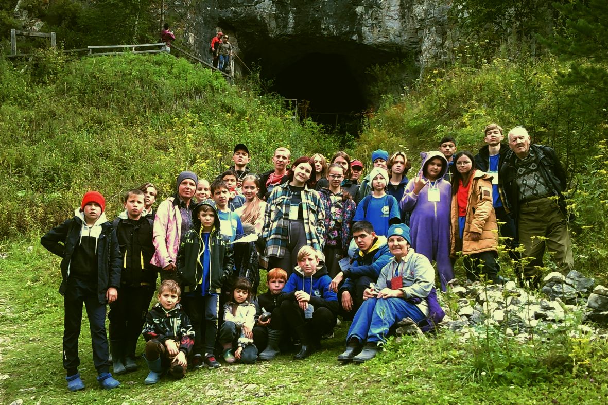 школьники Целинного района у Денисовой пещеры_edinros22.jpg школьники Целинного района у Денисовой пещеры_edinros22.jpg