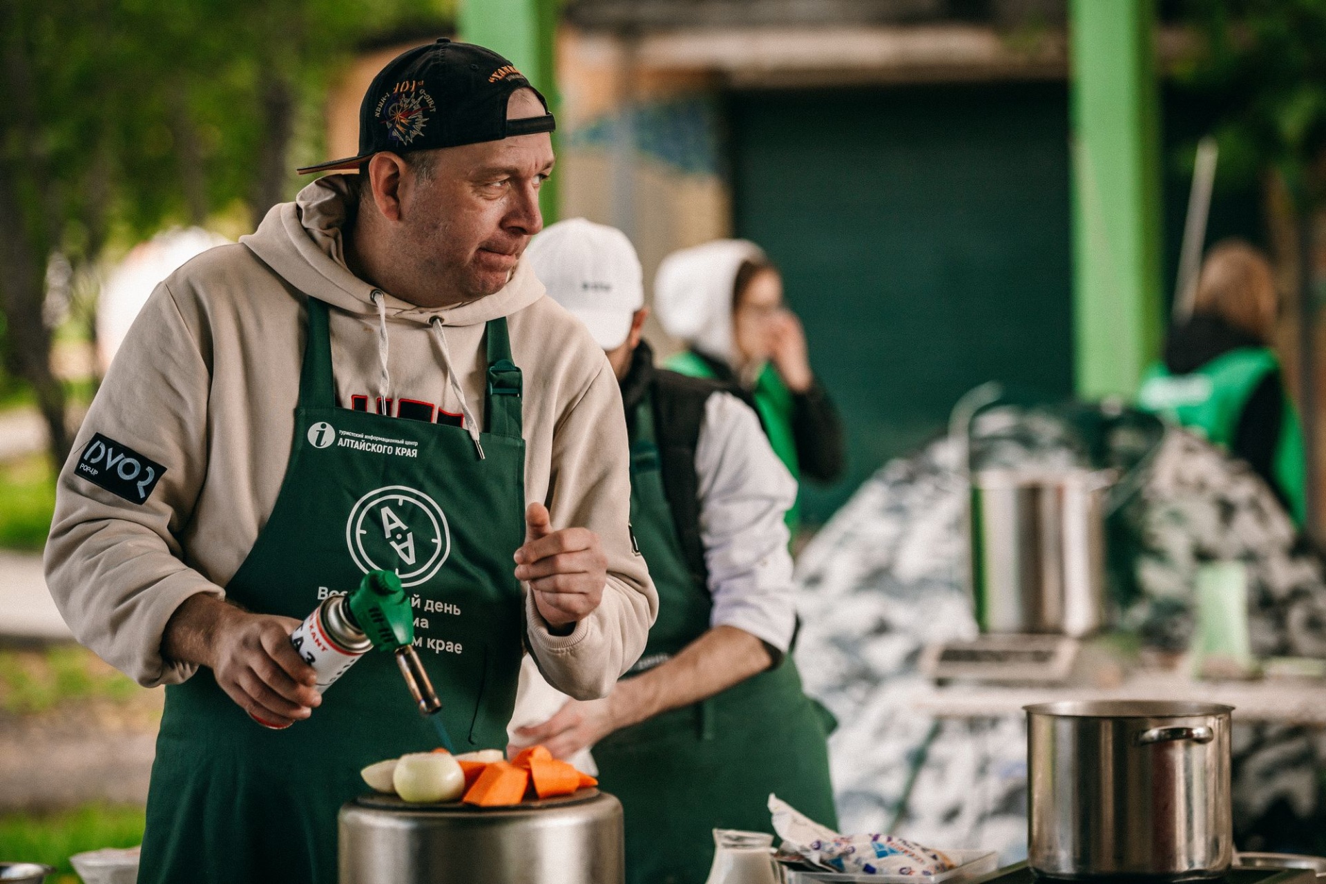 Василий Вдовин готовит уху на кулинарном поединке в рамках Дня туризма_Елена Захарова.jpg