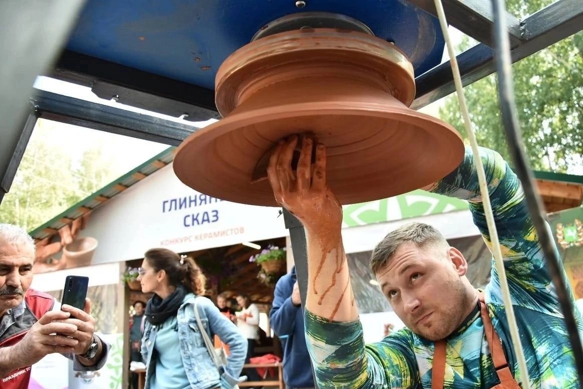 Михаил Бывших на конкурсе керамистов Глиняный сказ_Валентина Мировая.jpg
