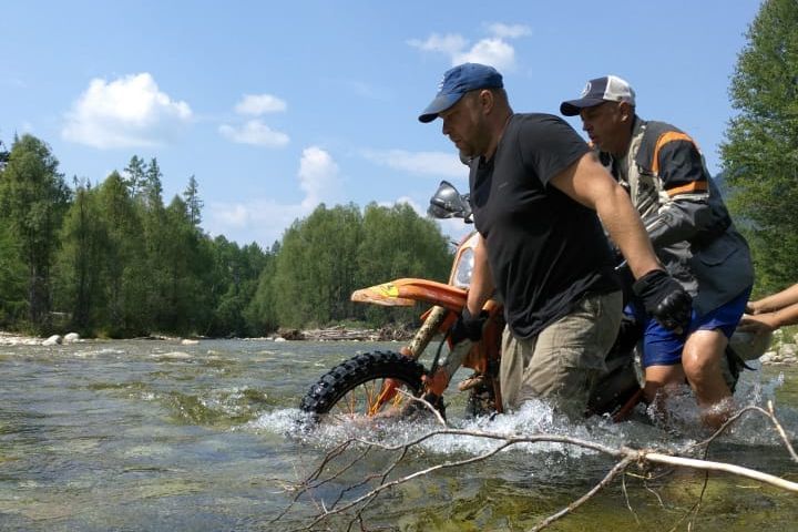 преодоление речного брода_мотоэкспедиция по БАМу_Виктор Пантыкин.jpg