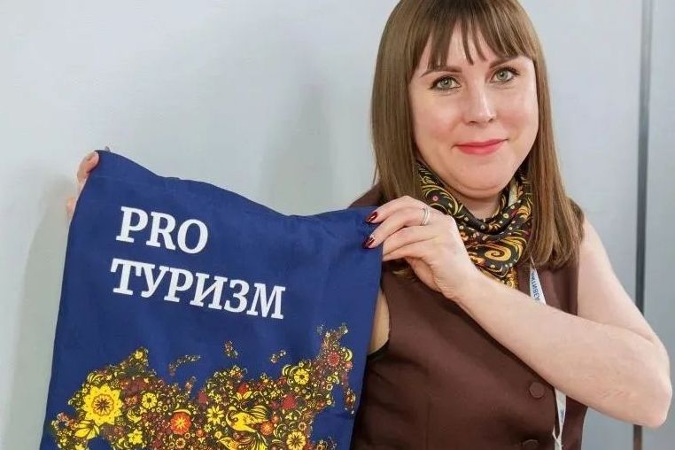 Наталья Васильева с сувениром конкурса Туристический код моей страны - ПРО туризм_talmenkattt.jpg