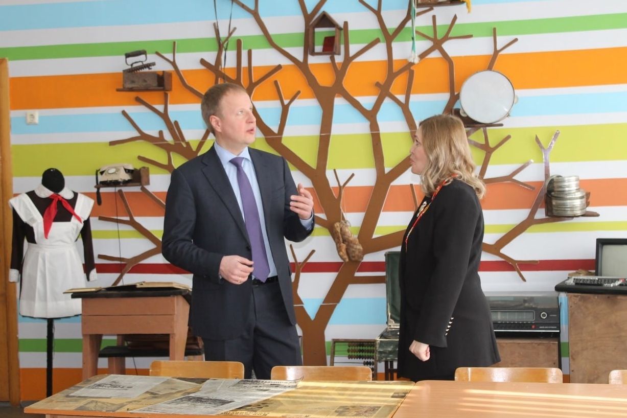 Виктор Томенко в музее сростинская школа имени Шукшина_srostkischool.jpg