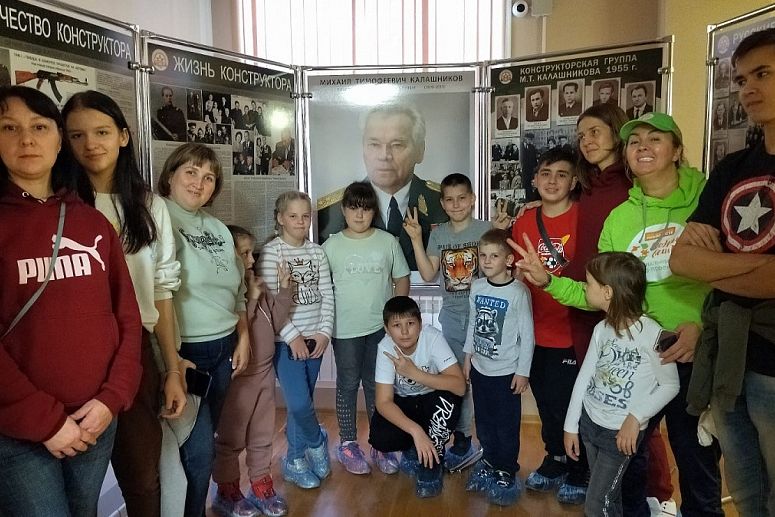 группа экскурсантов социального проекта Краски Алтая_туроператора Охота_barnaul.press.jpg