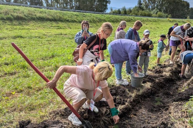 посадка Аллеи героев в Белокурихе участниками проекта СВОих не бросаем на вокзале в Бийске_tourism.alregn.ru.jpg