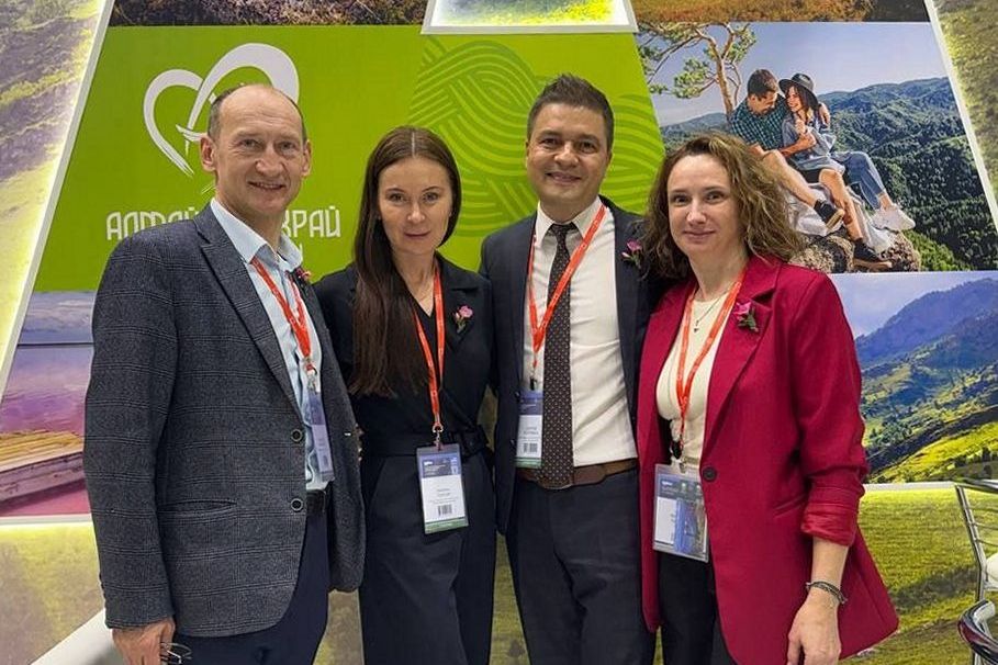 коллеги на стенде Алтайского края на выставке МИТТ_Анна Доронина.jpg