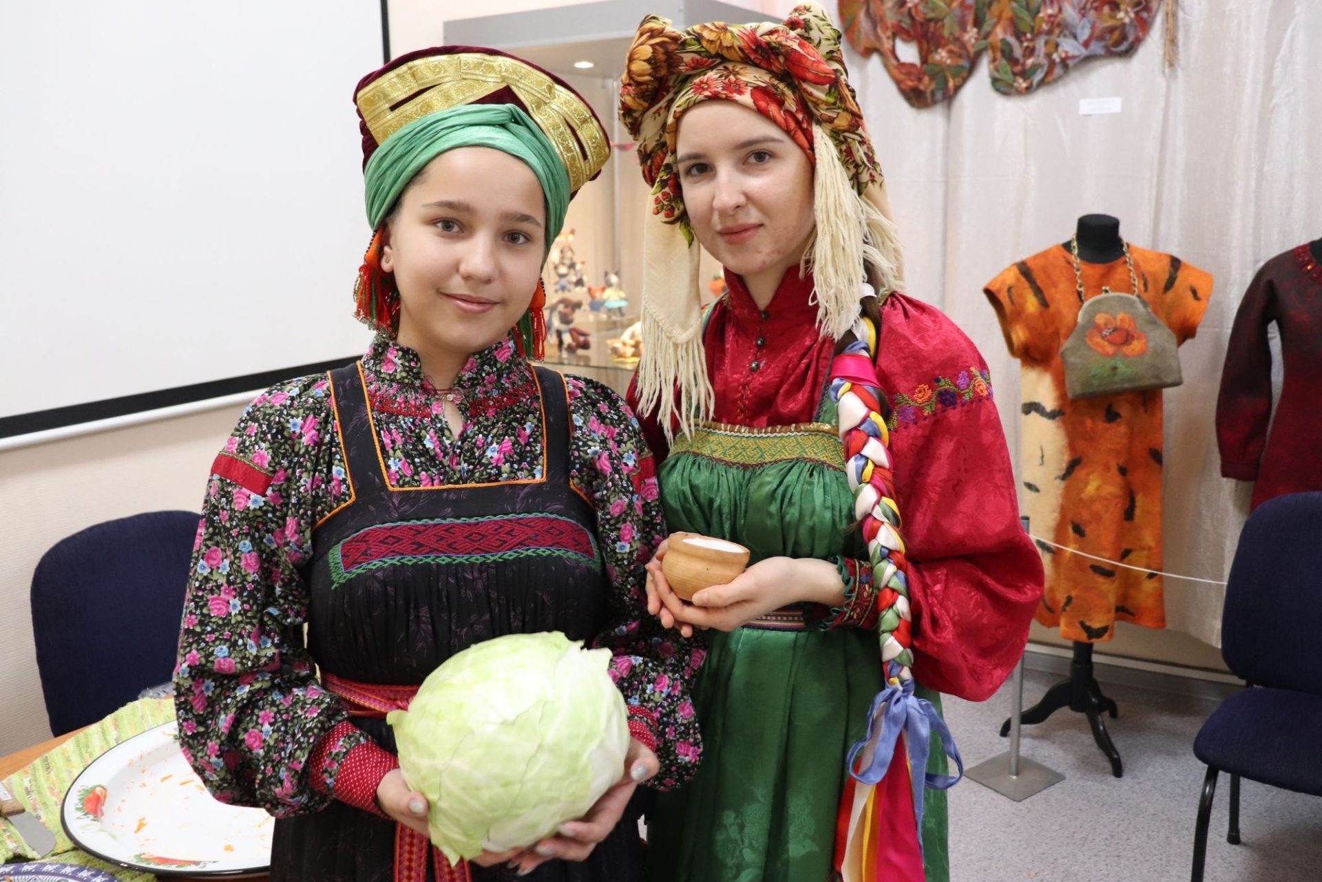 Покровские вечерки с помочами засолки капусты в Художественном музее_muzeighmak.jpg