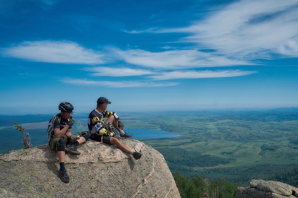 участники велотура в Колывань на вершине Синюхи_revatravel.ru.jpg