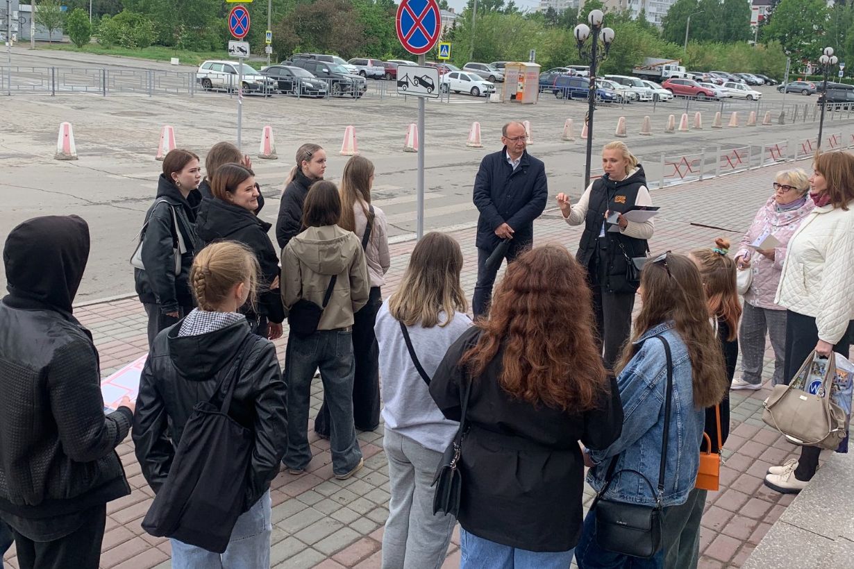 школьники и экскурсоводы на квесте к 80-летию Победы_Денис Иглов.jpg