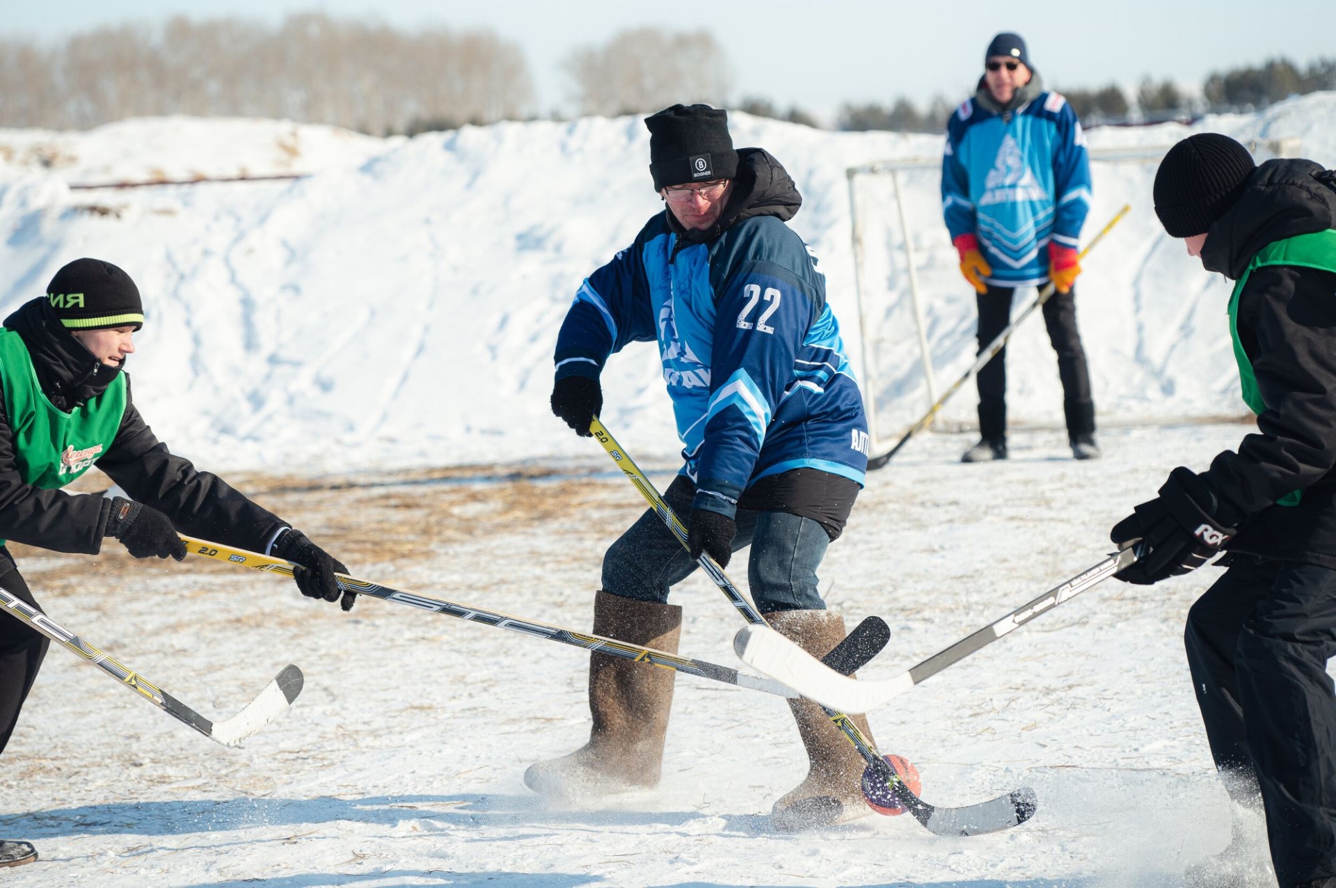 хоккей на валенках Сибирской Масленицы_Дмитрий Ишутинов.jpg