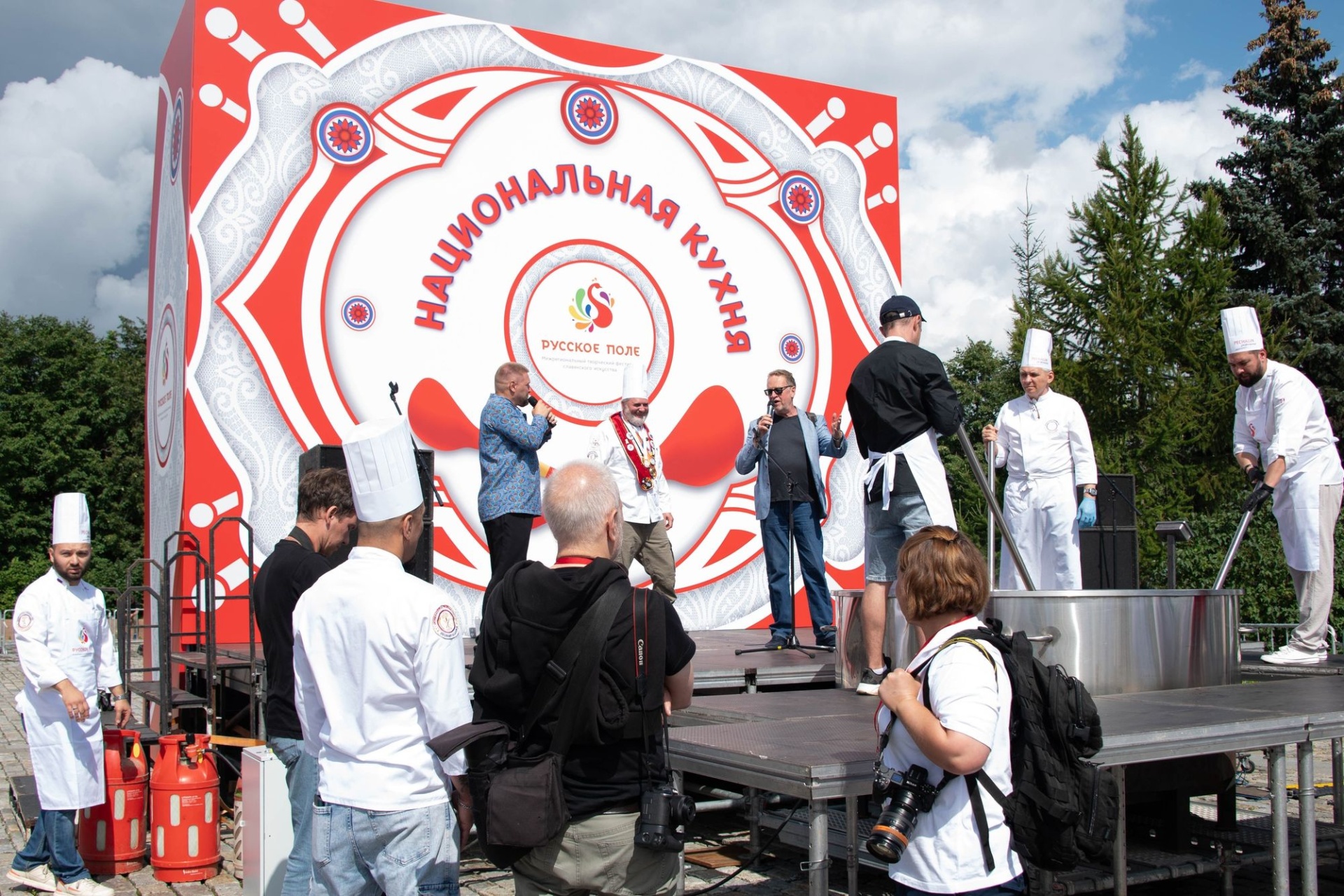 участники площадки Национальная кухня на фестивале славянского искусства Русское поле_polerusskoe.ru.jpg