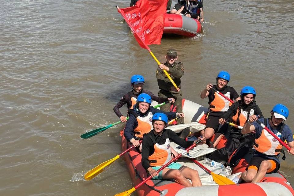 рафтеры из ВСК Борец сопровождают Бессмертный сап_Ольга Икрина.jpg