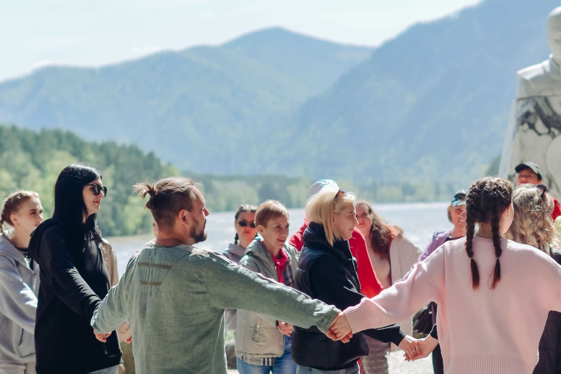 хороводы у памятника Рериху на фестивале Цветение маральника_Алина Денисова.jpg