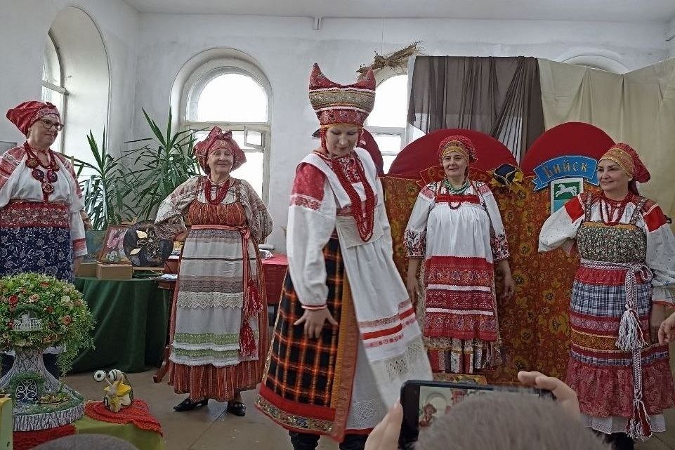 дефиле в народных костюмах с участием Ирины Старостенко_biysk_afisha.jpg