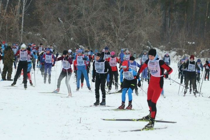массовый старт участников гонки Лыжня России в Барнауле_Александр Черный.jpg