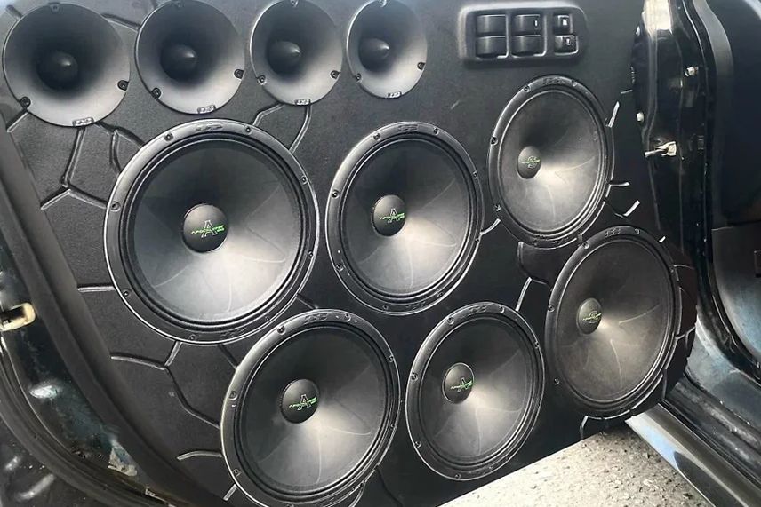 система автозвука в двери автомобиля_bazzline_audio.jpg система автозвука в двери автомобиля_bazzline_audio.jpg