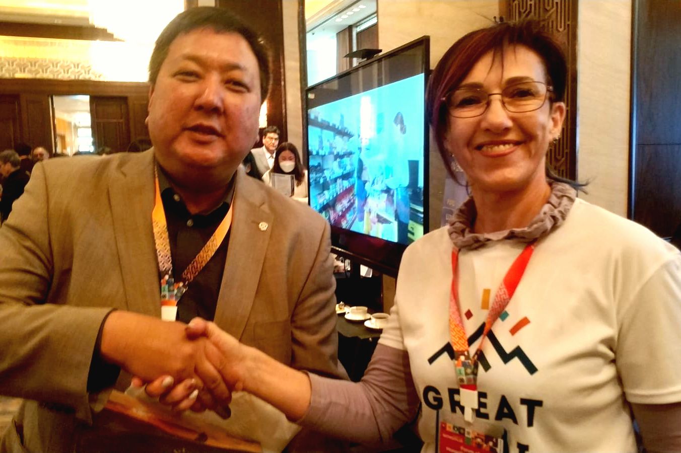 Наталья Фошкина с представителем Монголии на турфоруме VISIT MONGOLIA.jpg