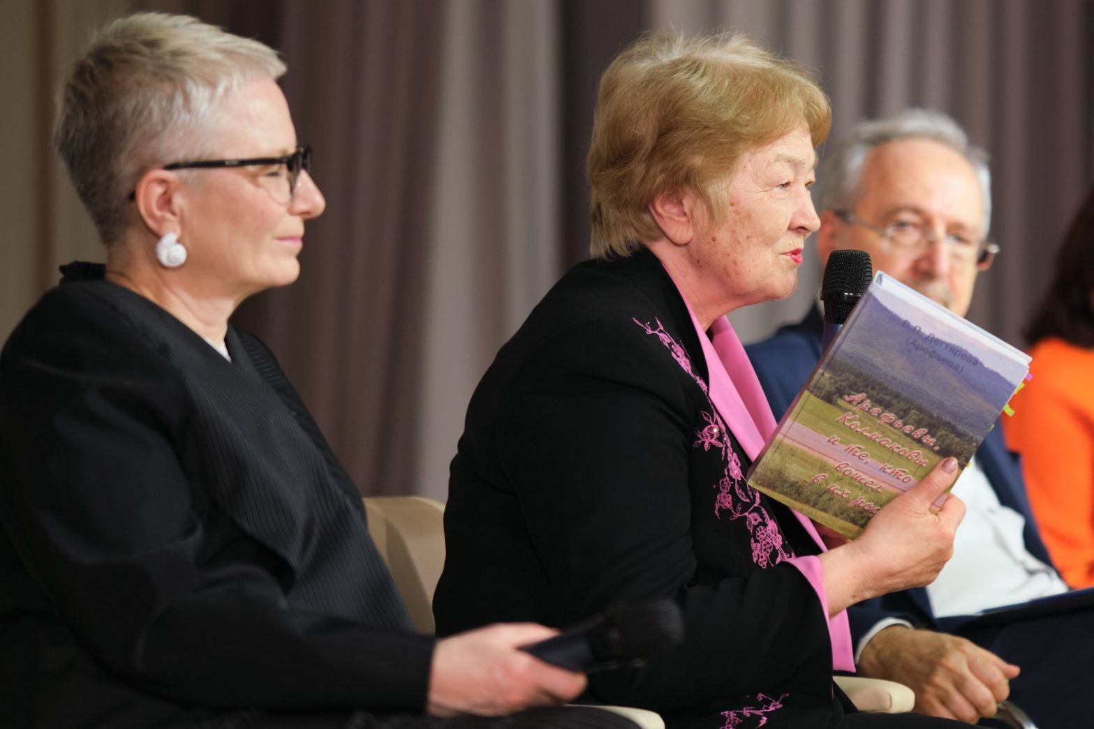 презентация книги на Декаде серебряного возраста_Антон Ив.jpg