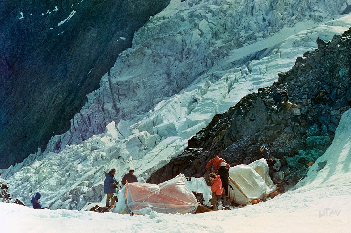 палатки на скальном балконе ниже Белухи_Игорь Глущенко.jpg