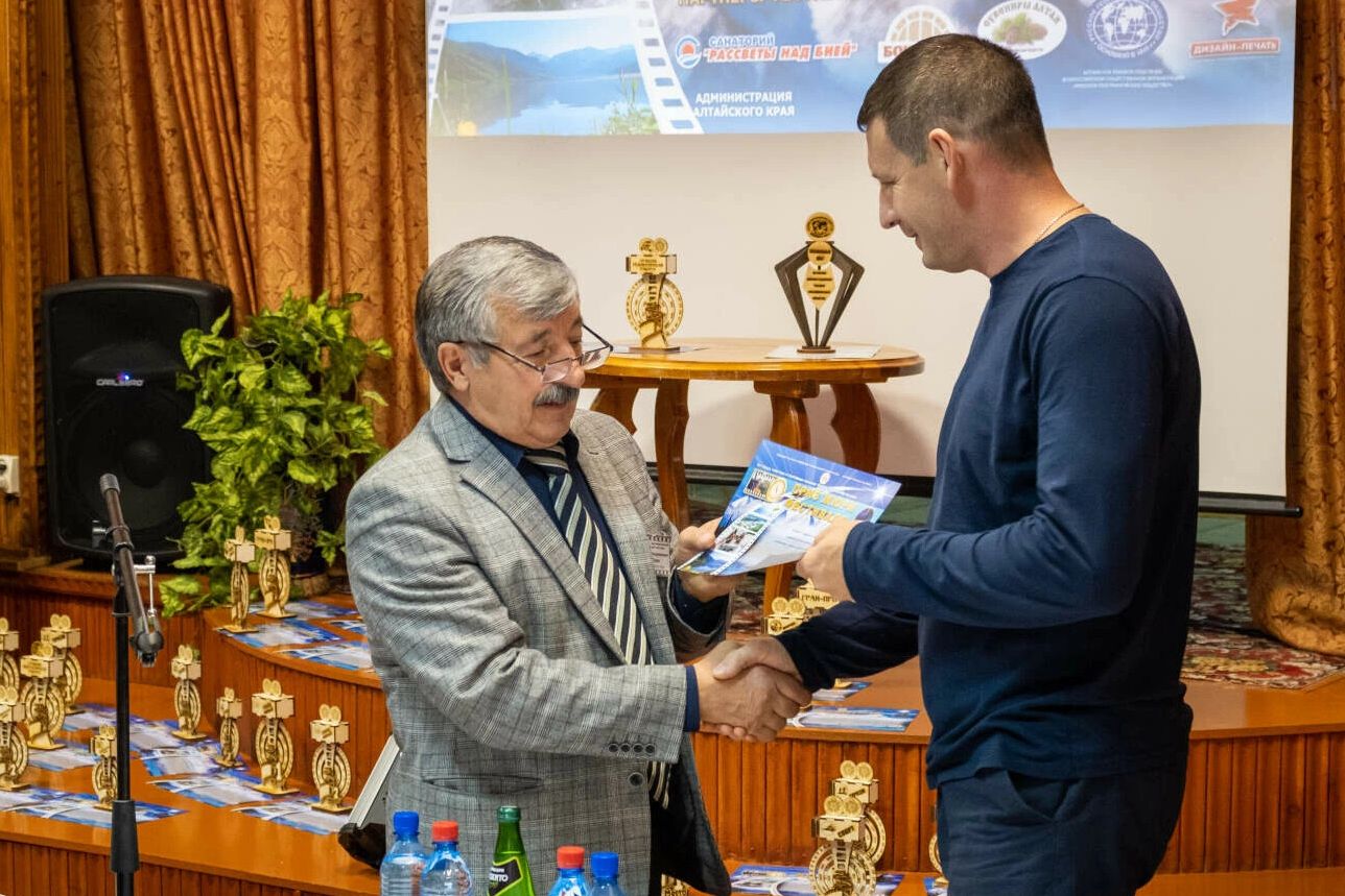 награждение лауреата кинофестиваля Алтайский край - место силы_rassvety.ru.jpg